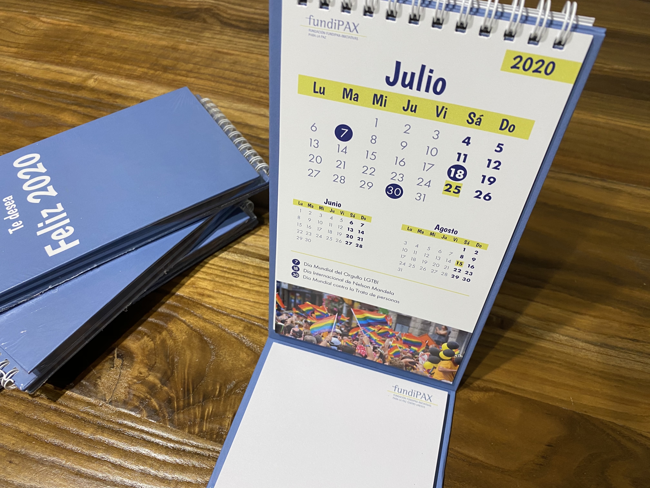 calendarios personalizados de mesa con peana y posit